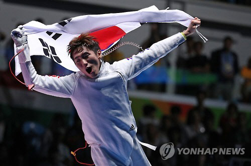 리우에서 휘날리는 태극기<올림픽> 리우에서 휘날리는 태극기 (리우데자네이루=연합뉴스) 김도훈 기자 = 9일(현지시간) 브라질 리우데자네이루 바하 카리오카 경기장 3에서 열린 2016 리우올림픽 펜싱 남자 개인 에페 결승 경기에서 한국 박상영이 제자 임레를 꺾으며 금메달을 획득한 뒤 태극기를 들고 환호하고 있다. 2016.8.10 superdoo82@yna.co.kr